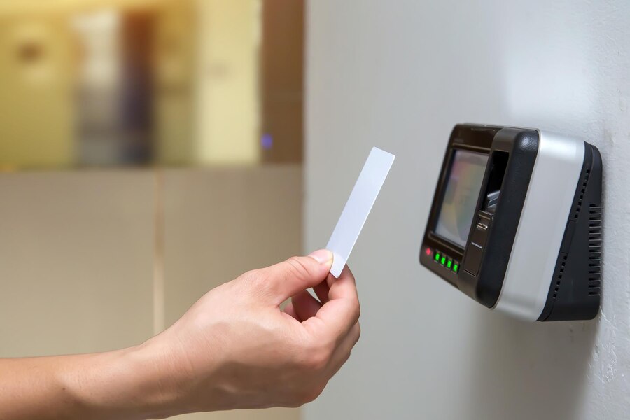 Control de accesos con tarjeta e identificación biometrica